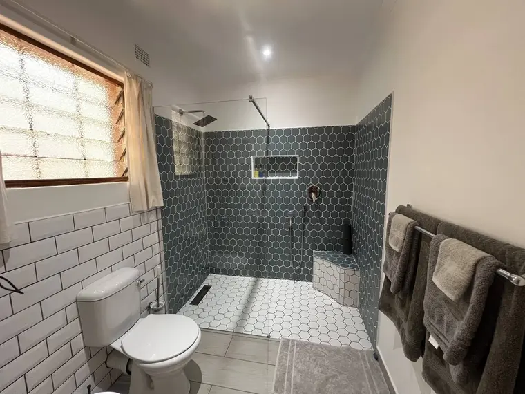 En-suite bathroom at Wendel's Guest House